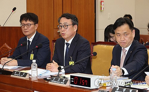 8일 국회 과학기술정보방송통신위원회 전체회의에서 열린 SK텔레콤 유심 해킹 사건 청문회에서 유영상 SK텔레콤 대표이사가 의원 질의에 답하고 있다.   [연합뉴스]